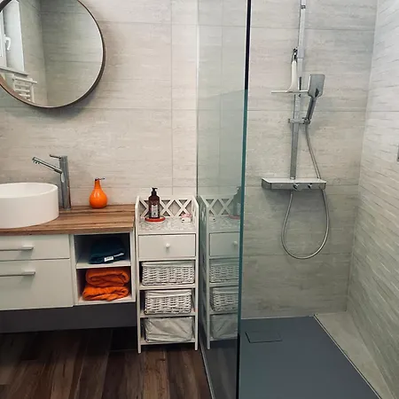 Avec Piscine דירה